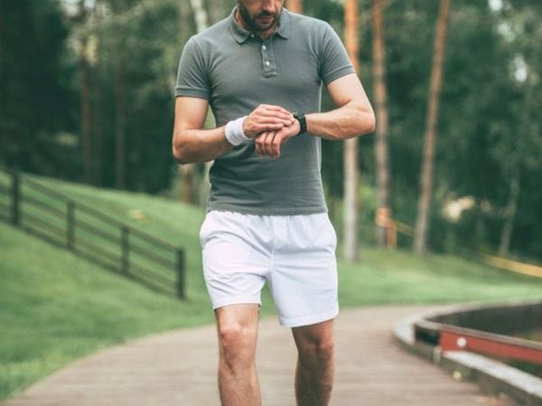 Phối quần short nam với áo thun cực năng động